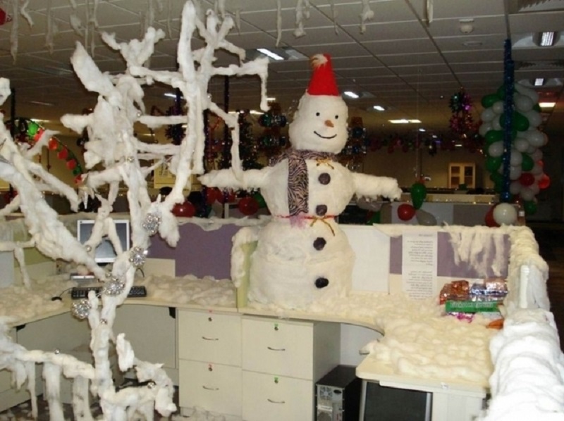 white-christmas-office-decorations