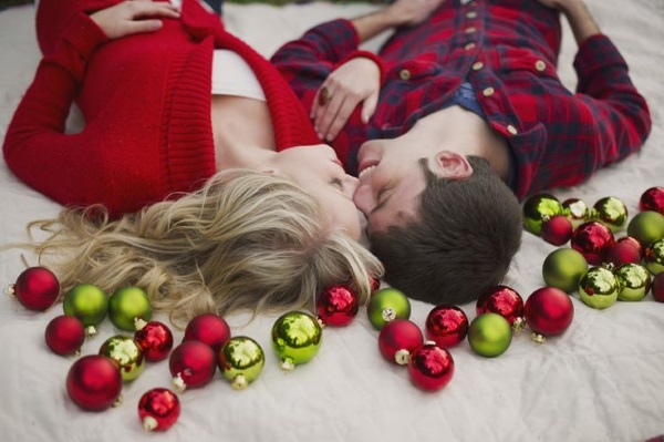 christmas-photo-ideas-for-couples-with-christmas-balls-pink-lover