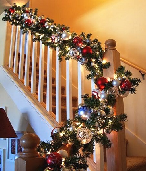 Christmas Staircase Decorating Ideas - Pink Lover