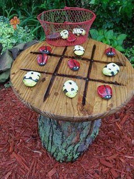 outdoor-tic-tac-toe-on-garden