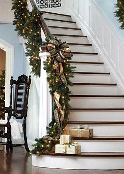 37 Beautiful Christmas Staircase Décor Ideas To Try - DigsDigs