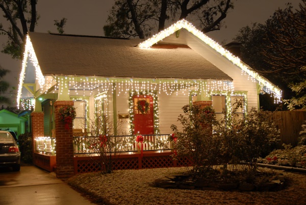 Cheap-Christmas-light-Decorating-Ideas